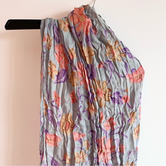 100% WOOL SPRING WEIGHT FLORAL SCARF - Picture 2 of 12